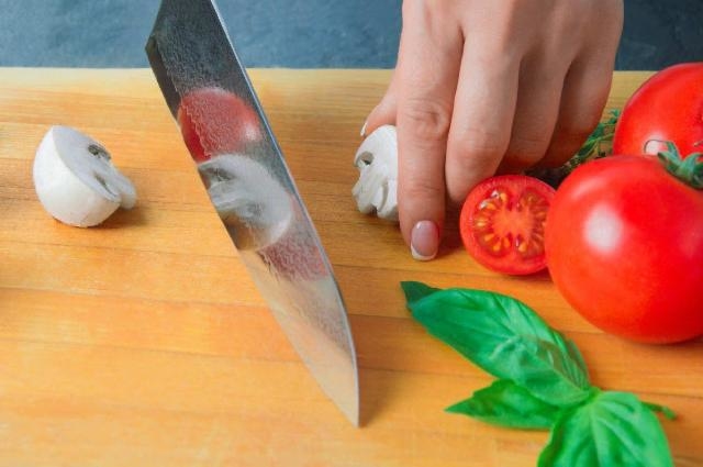 How to use a Damascus Steel kitchen knife